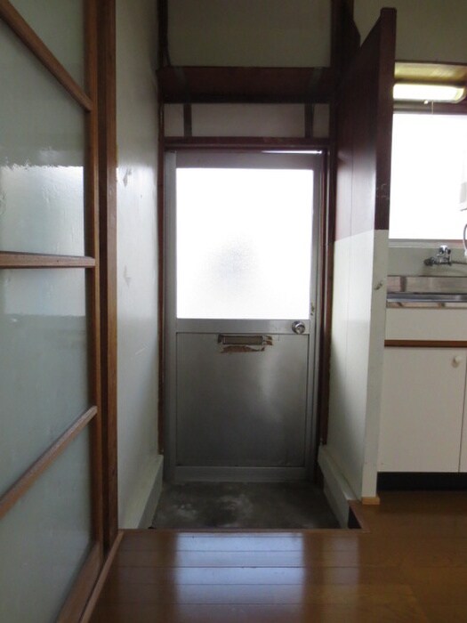 石原アパ－トの玄関