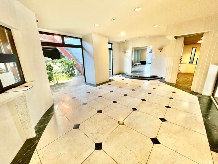 物件外観写真2　(エントランス部分)