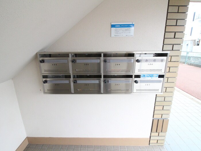 物件外観写真6　(エントランス部分)