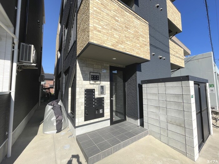 物件外観写真2　(エントランス部分)