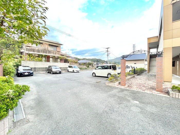 物件外観写真2　(駐車場)