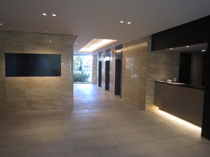 物件外観写真3　(エントランス部分)