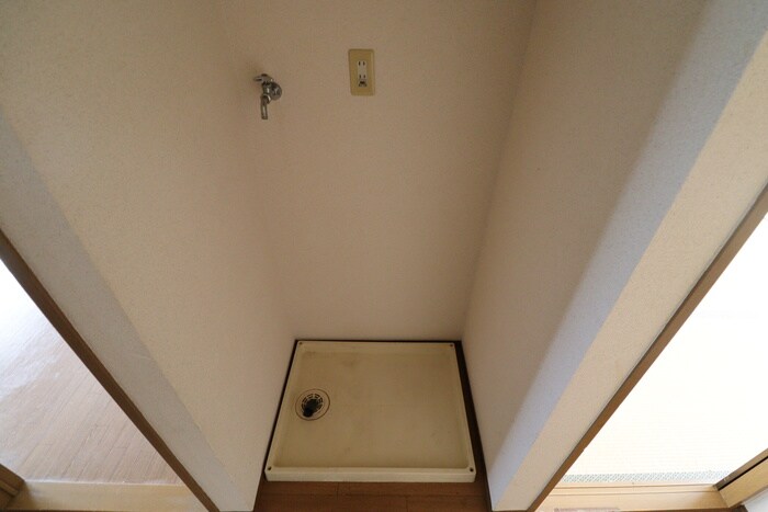 物件内観写真8　(洗濯機置場)