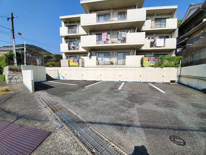 物件外観写真2　(駐車場)