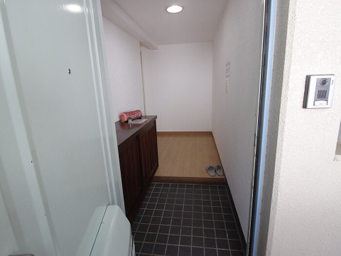 物件内観写真8　(玄関)