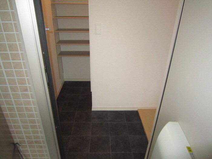 物件内観写真13　(玄関)