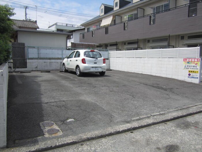 物件外観写真3　(駐車場)