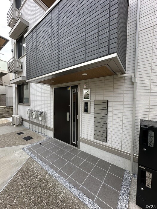 物件外観写真2　(エントランス部分)