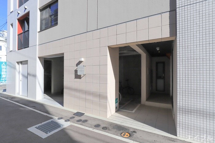 物件外観写真2　(エントランス部分)
