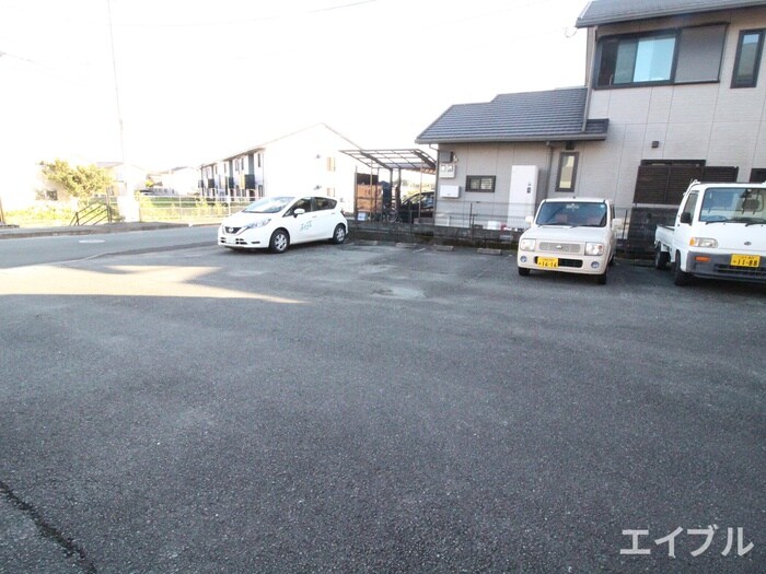 物件外観写真2　(駐車場)