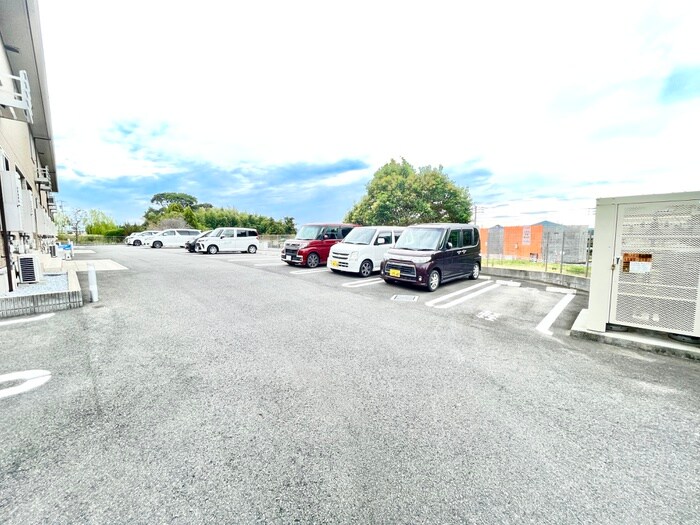 物件外観写真2　(駐車場)