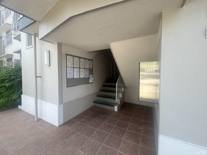 物件外観写真6　(エントランス部分)
