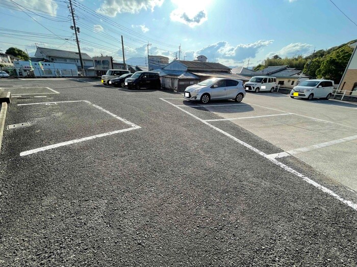 物件外観写真2　(駐車場)