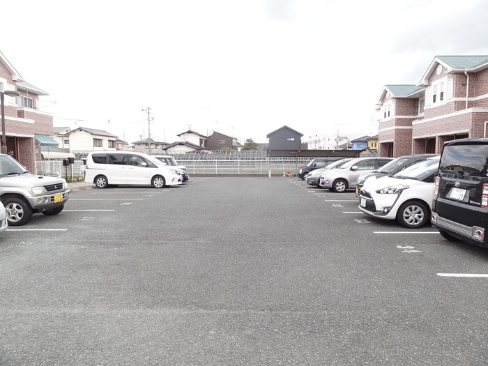 物件外観写真2　(駐車場)