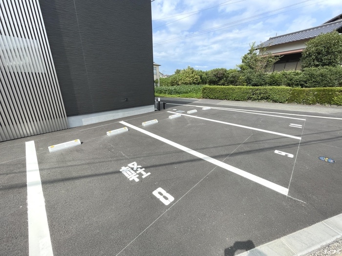 物件外観写真3　(駐車場)