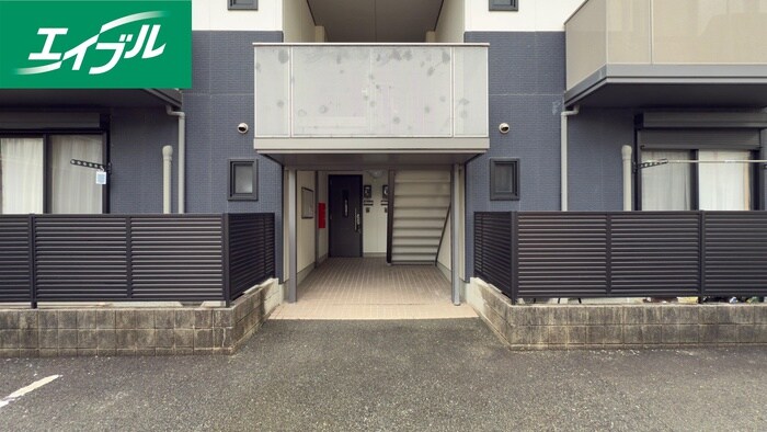 物件外観写真4　(エントランス部分)