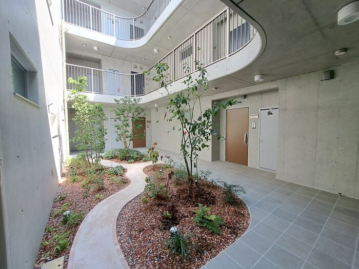 物件外観写真5　(エントランス部分)