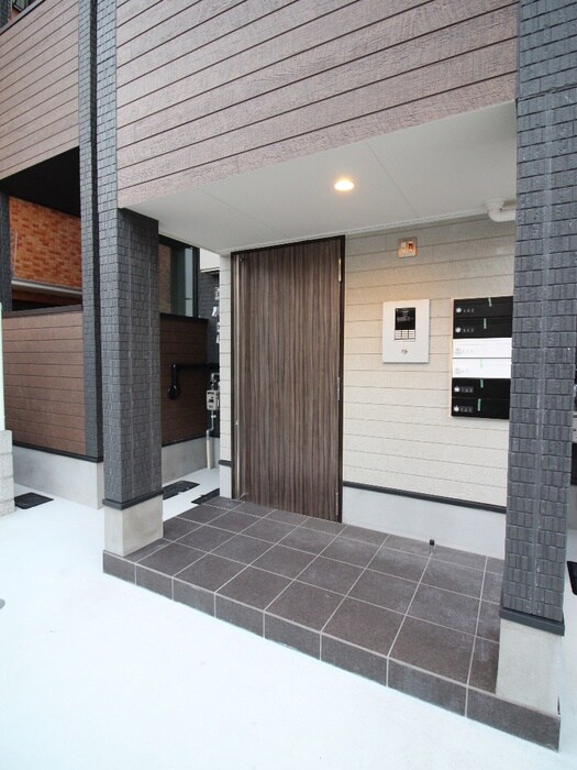 物件外観写真3　(エントランス部分)