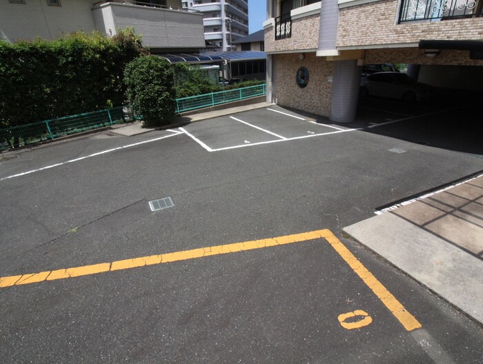 物件外観写真4　(駐車場)