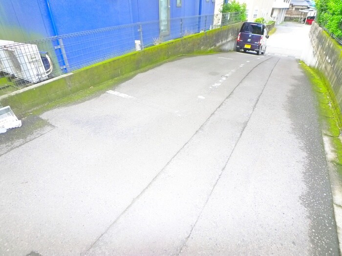 物件外観写真4　(駐車場)