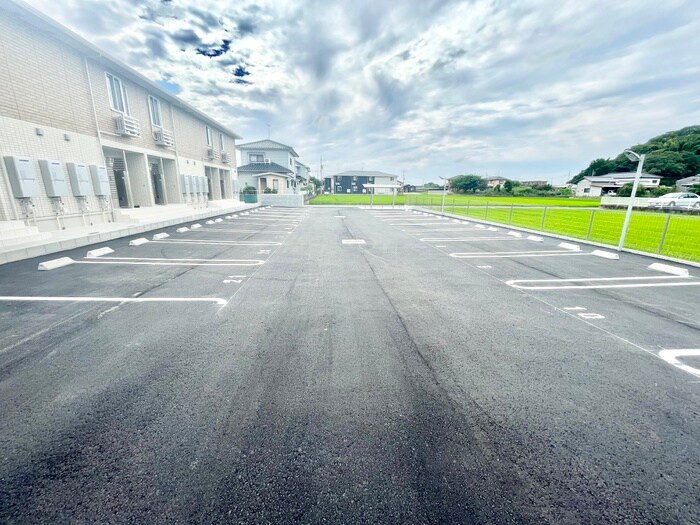 物件外観写真2　(駐車場)