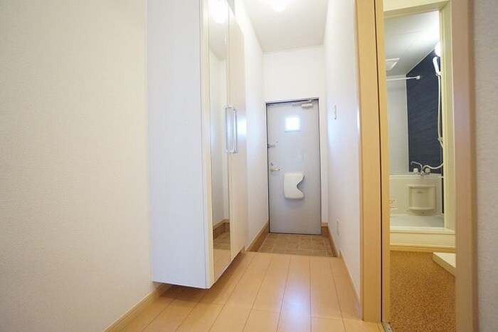物件内観写真10　(玄関)