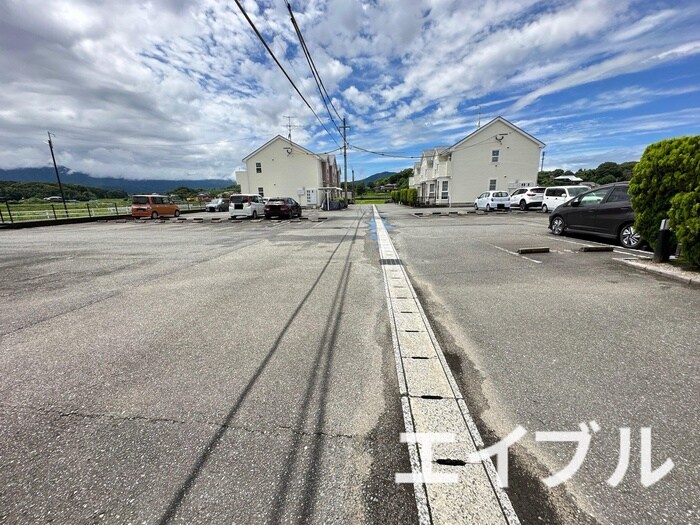物件外観写真2　(駐車場)