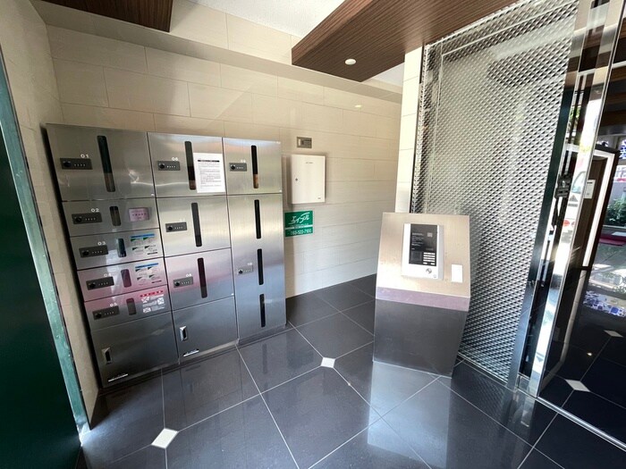 物件外観写真2　(エントランス部分)