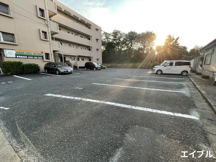 物件外観写真5　(駐車場)