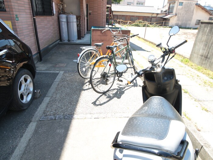 物件外観写真5　(駐輪場)