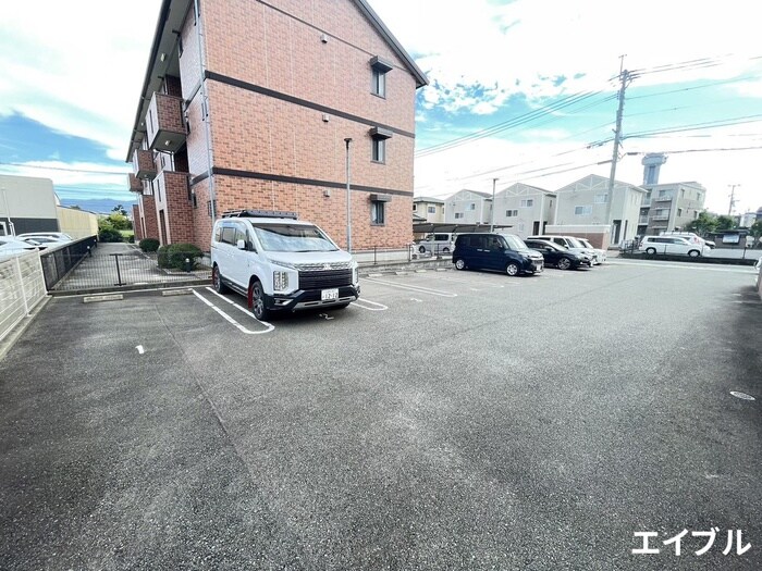 物件外観写真2　(駐車場)