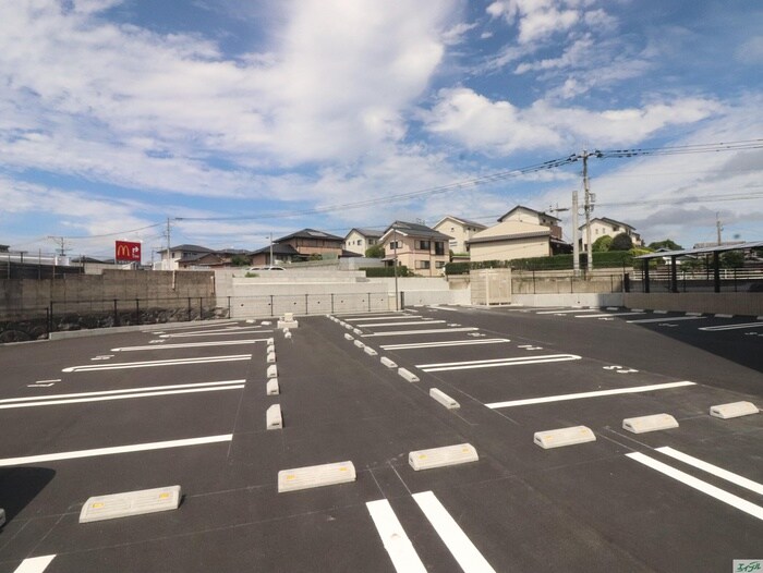 物件外観写真6　(駐車場)