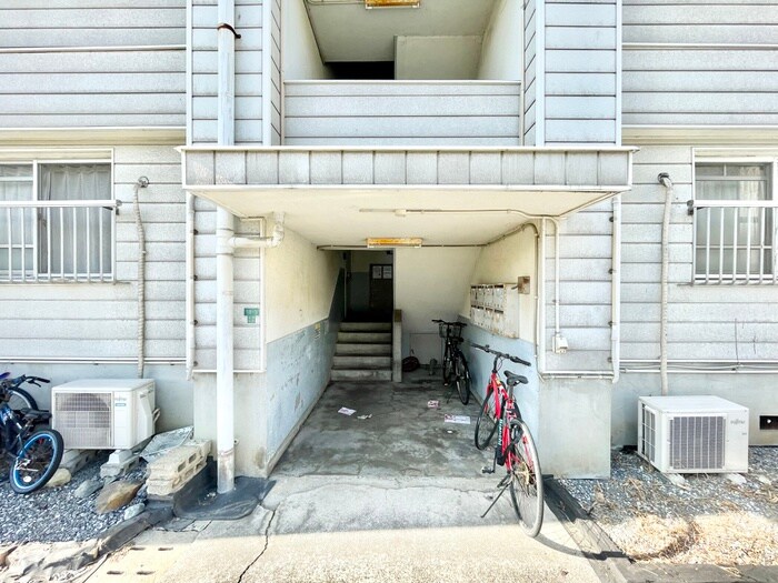 物件外観写真2　(エントランス部分)