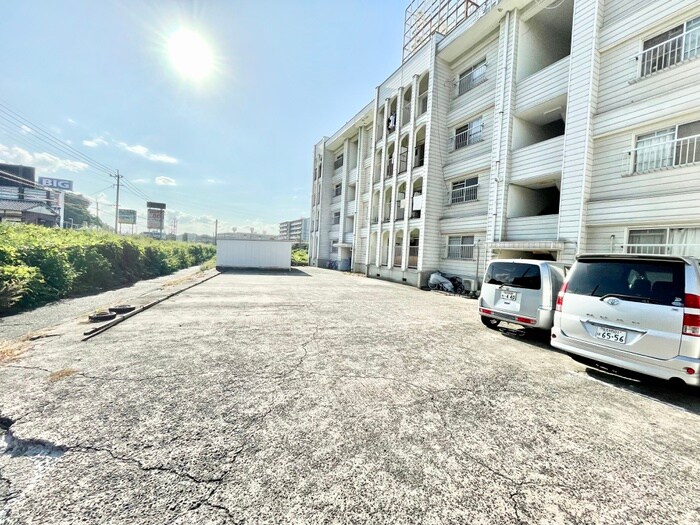 物件外観写真3　(駐車場)
