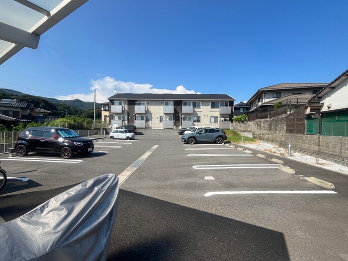 物件外観写真2　(駐車場)