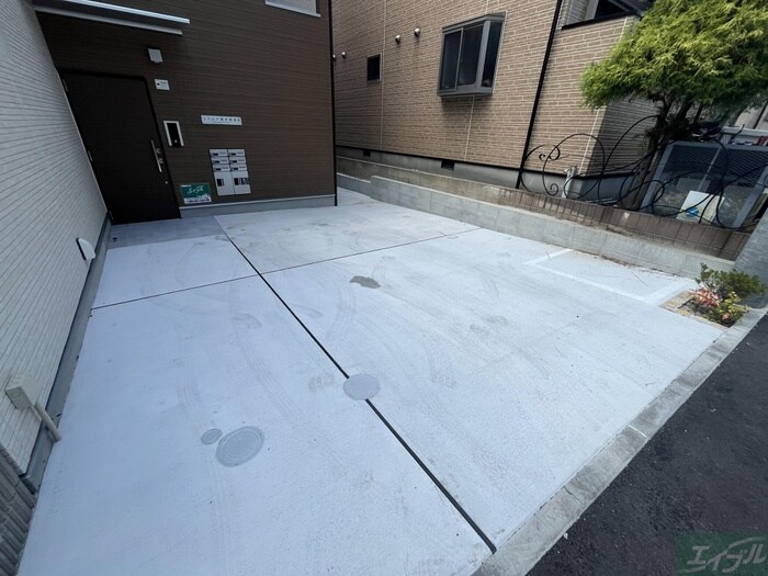 物件外観写真4　(駐車場)