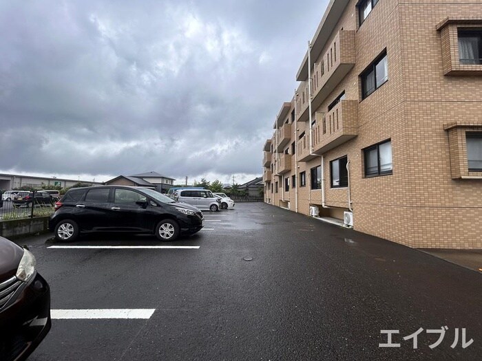 物件外観写真5　(駐車場)