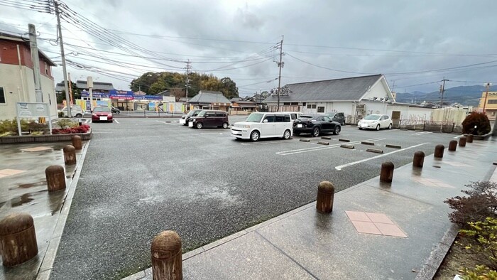 物件外観写真2　(駐車場)