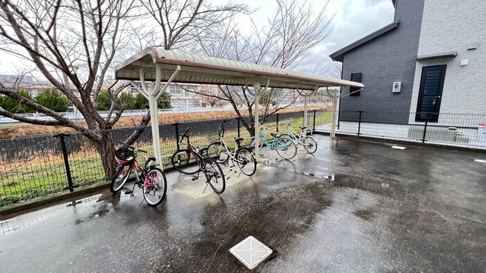 物件外観写真3　(駐輪場)