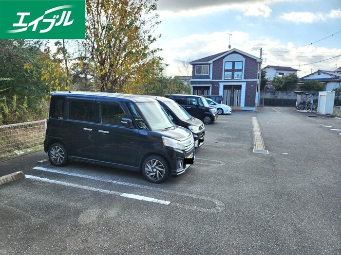 物件外観写真3　(駐車場)