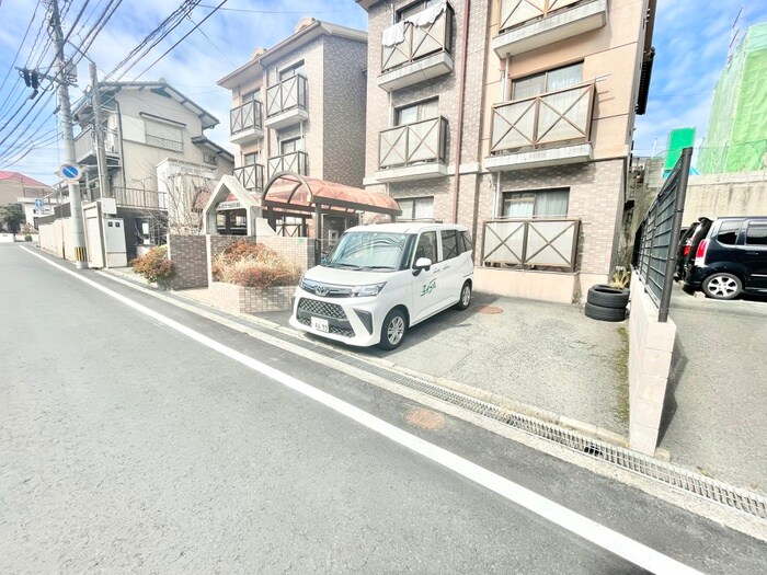 物件外観写真3　(駐車場)