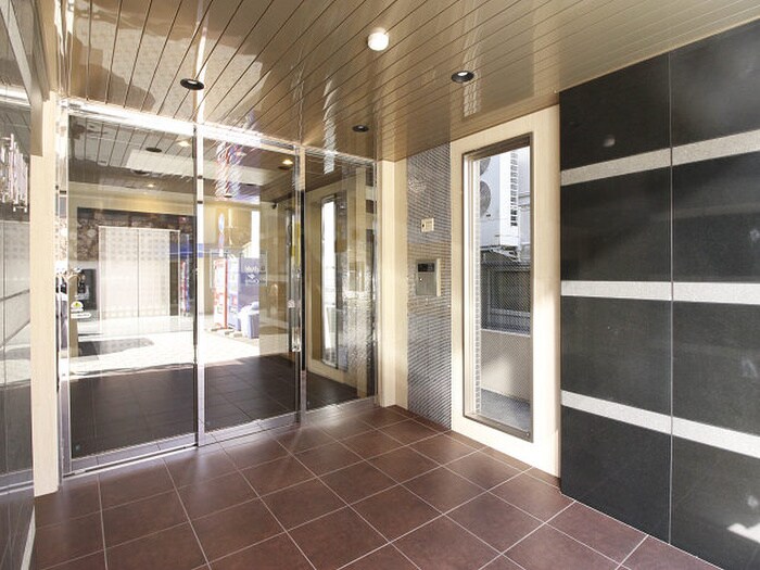 物件外観写真3　(エントランス部分)