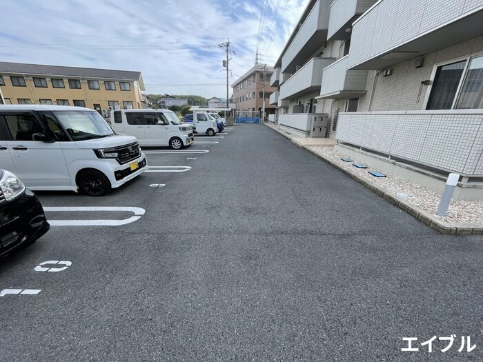 物件外観写真2　(駐車場)