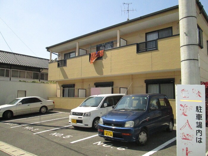 物件外観写真3　(駐車場)