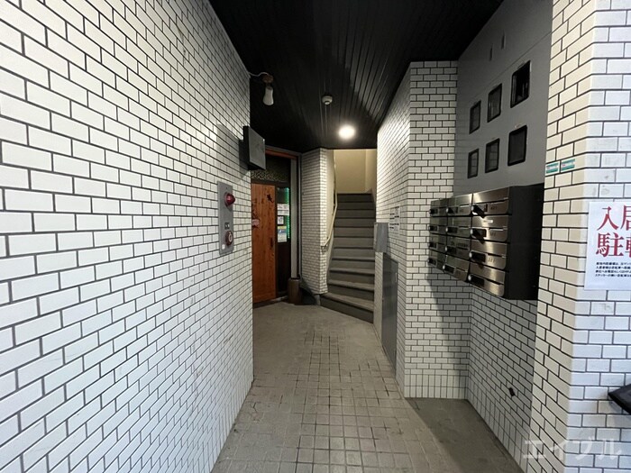 物件外観写真4　(エントランス部分)