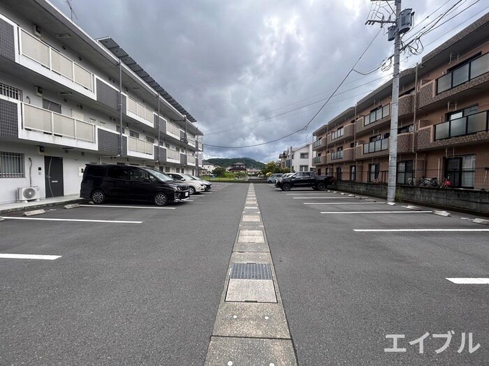 物件外観写真5　(駐車場)