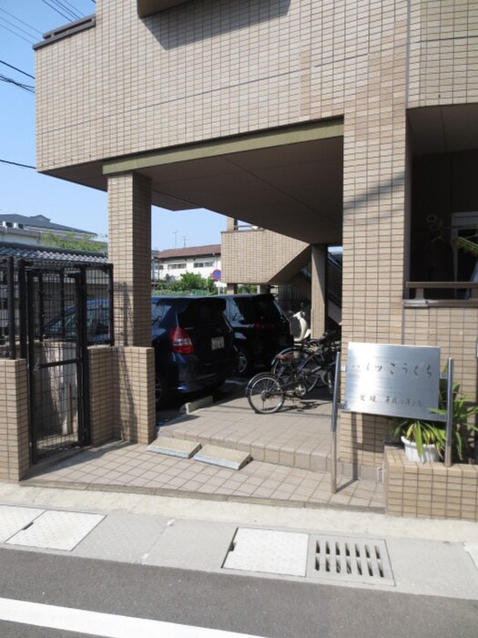 物件外観写真3　(エントランス部分)