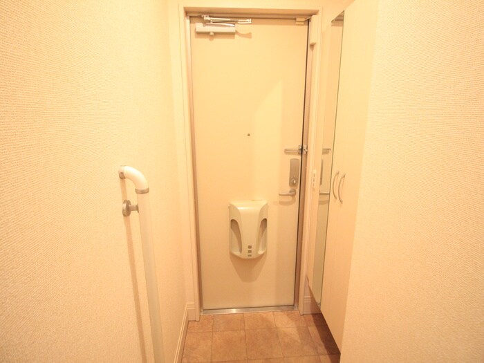 物件内観写真13　(玄関)