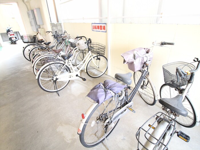 物件外観写真2　(駐輪場)