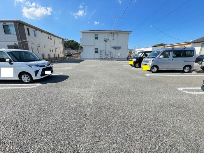 物件外観写真3　(駐車場)